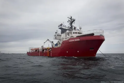 Fartyget Ocean Viking på väg till centrala Medelhavet där det ska operera som sök- och räddningsfartyg