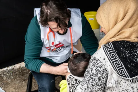 En läkare vaccinerar ett barn