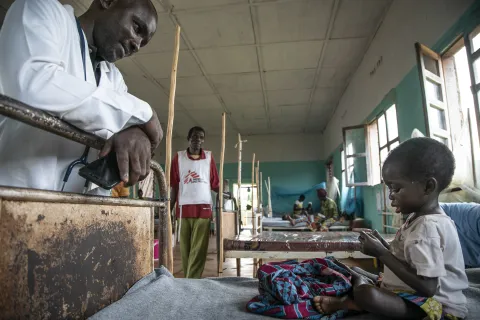Treåriga Mbisa Eme Kosenge, som vårdas för mässling på sjukhuset i Boso Manzi, Kongo-Kinshasa.