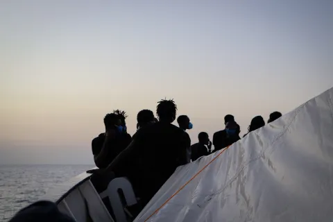 Människor som räddats på Medelhavet ombord på sök- och räddningsbåten Sea Watch 4.