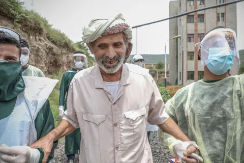 Patienten Ghanem Qaid Nasser, som insjuknat i covid-19, tas emot vid Läkare Utan Gränsers isoleringsenhet i Ibb, Jemen.