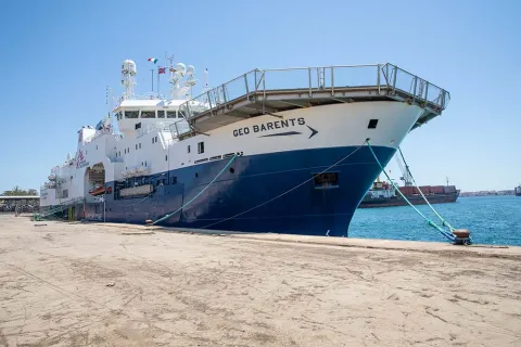 Vårt sök- och räddningsfartyg Geo Barents i hamnen i Augusta, Sicilien.