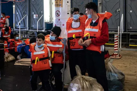 Moustafa, tillsammans med sina tre söner, ombord på Läkare Utan Gränsers räddningsfartyg Geo Barents.