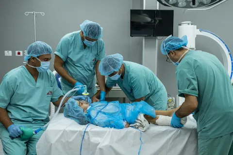 Ett team med narkosläkare och sjuksköterskor söver en patient inför operation på ett sjukhus i Gaza.