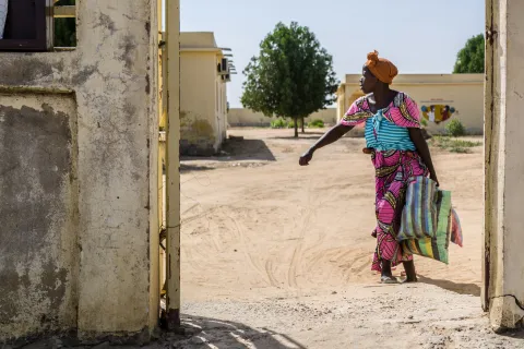 Bria, vars son vårdas för undernäring på sjukhuset i N’Djamena, Tchad, går längs en väg.
