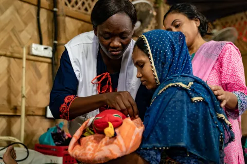 En barnmorska ser till en nyfödd bebis i flyktinglägret Cox's Bazaar i Bangladesh.