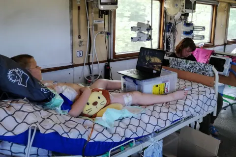 En skadad pojke ligger i en sjukhussäng på Läkare Utan Gränsers medicinska tåg i Ukraina