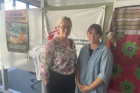 Programledare Catinka Agneskog och gästen Alexandra Malm står bredvid varandra och tittar in i kameran i kontorsmiljö.