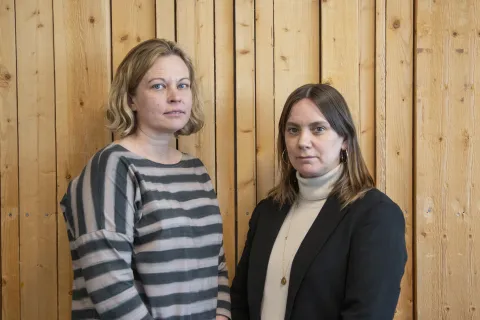 Hanna Majanen, gäst, och Catinka Agneskog, programledare, står bredvid varandra och tittar in i kameran.
